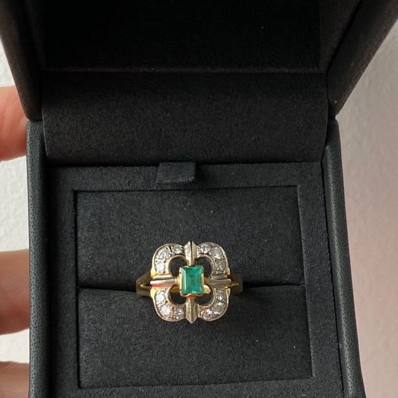 Jewelry - For Antique Collectors Emerald and Diamonds Ring.